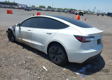2025 Tesla Model 3 Long Range Rear-Wheel Drive z USA, uszkodzony, nr VIN 5YJ3E1EA6SF014611